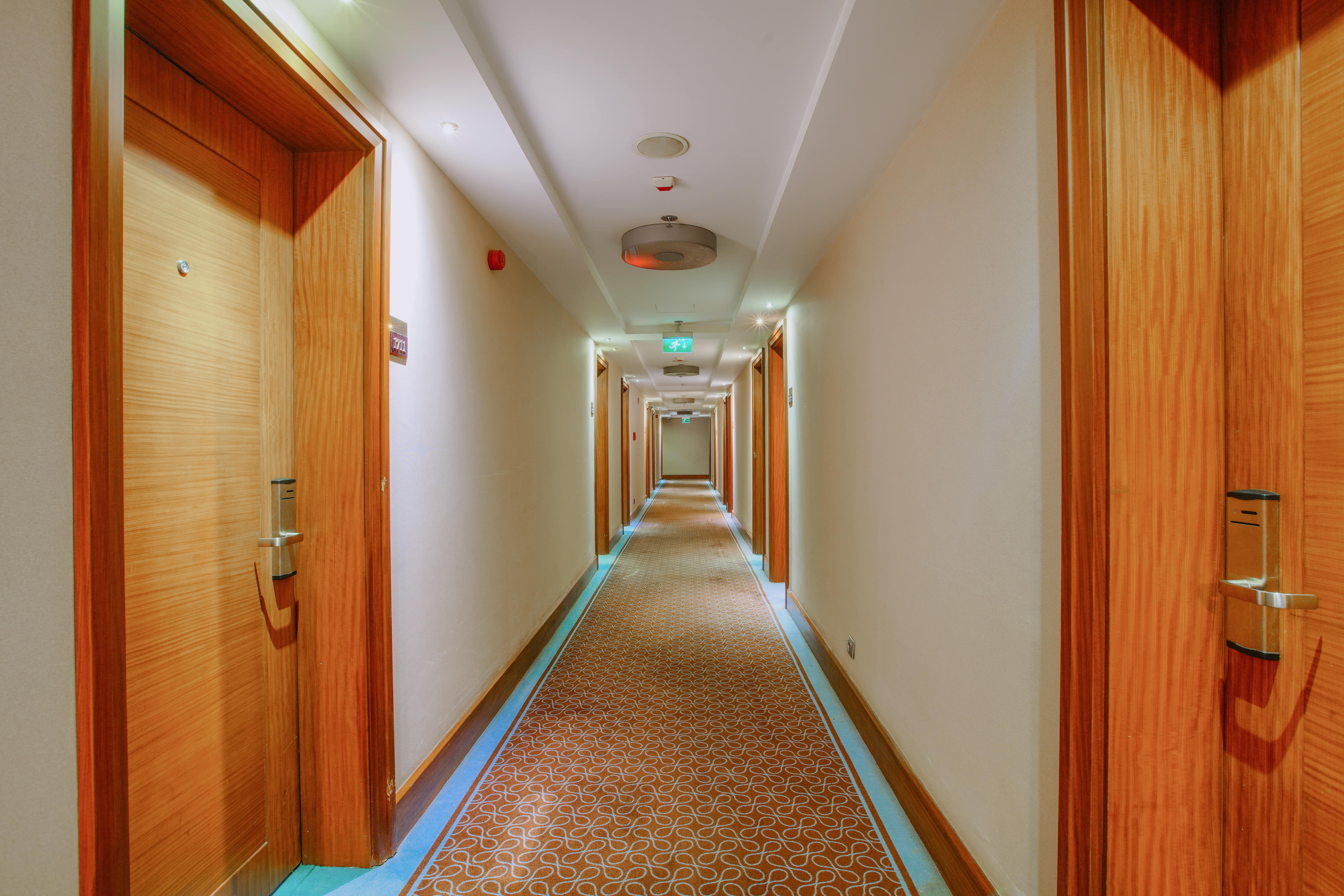 安卡拉新公园酒店 外观 照片 A typical hotel corridor